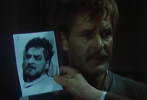 I użyć Zemana w charakterze przynęty, by wydobyć od byłego dowódcy Gestapo w Opawie informacje na temat prawdziwych zamiarów strzelca, w czasie wojny aktywnego kolaboranta niemieckiej policji. Przesłuchanie umierającego Lipinskiego przynosi zaskakujące fakty...