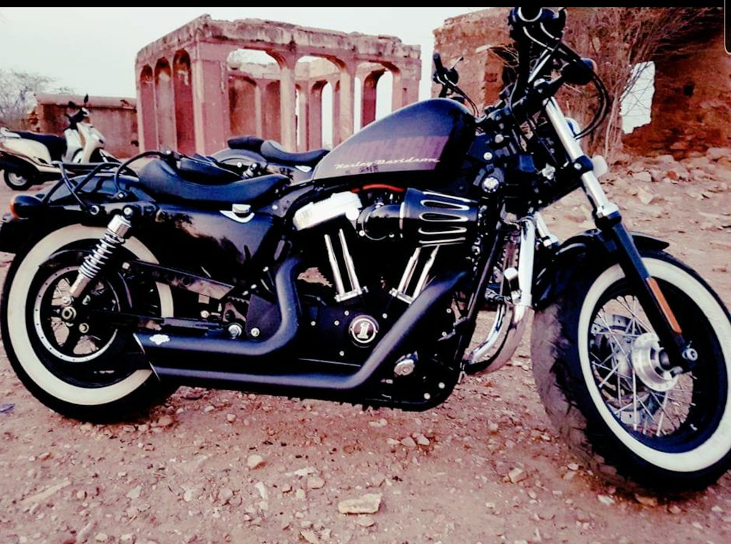 doubtfulLucifer's tweet photo. Days of future past. #ridingdays #harley my first and my second Harley. https://t.co/8T4srCxp7V