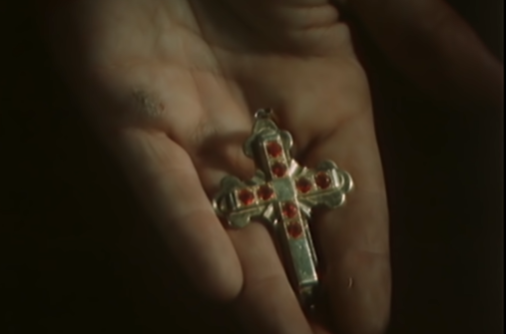 Bandyta z pociągu to współpracownik tajnej siatki polskich i ukraińskich nacjonalistów, której członkowie, nie znając prawdziwych tożsamości towarzyszy broni, identyfikują się przy pomocy wysadzanych rubinami krzyży Bandery. Rozpoczyna się pierwsza misja Zemana pod przykrywką...