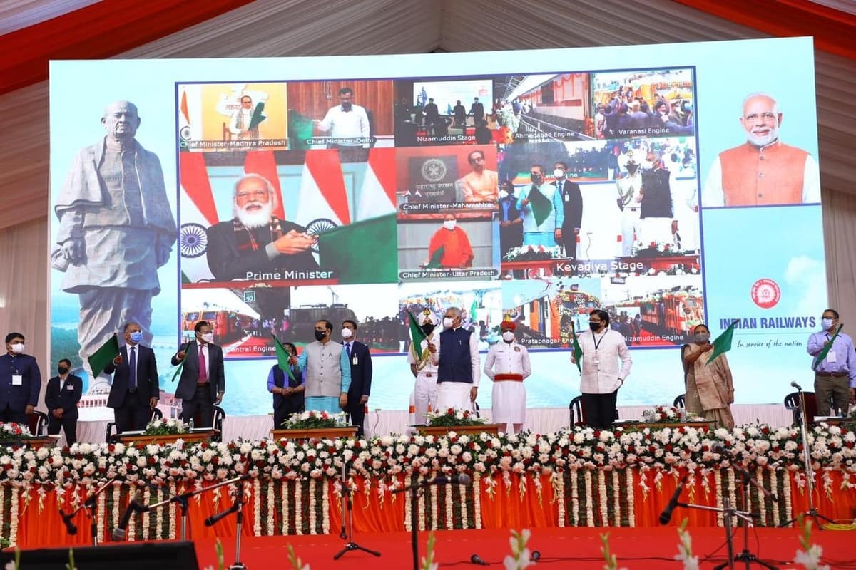 travelobiz's tweet photo. PM Modi Flagged Off 8 Trains Connecting Statue of Unity
#Kevadia #NewTrainServices #PrimeMinsiterNarendraModi #StatueofUnity #TourisminIndia
https://t.co/DjqpnM85xo https://t.co/r76PBIgaIG