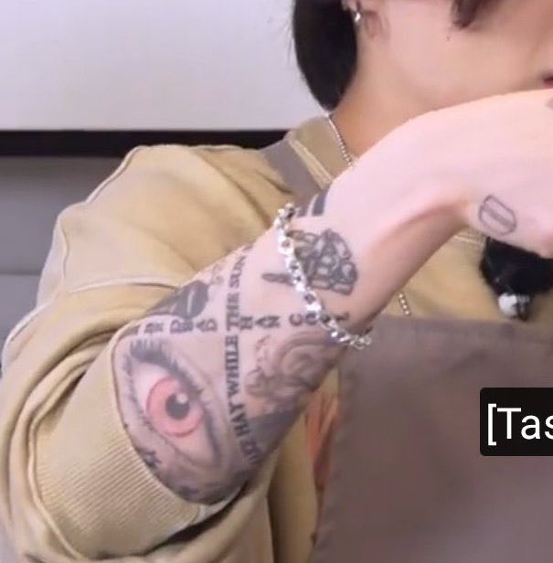 JeonJungkook_BR's tweet image. Pensando aqui... 💭