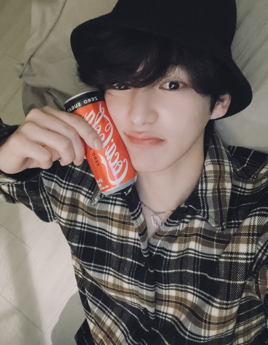 NewWorld_VICTON's tweet photo. [#찬] 🖤-@
@CocaCola_Korea❤️ https://t.co/LoAhx8MXtC