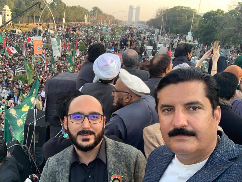 WaliKunbher's tweet photo. @ShaziaAttaMarri اداروں کو جگانے کے لئے
فارن فنڈنگ کیس پر نیازی کو نااہل کرانے کے لئے
چینی و آٹا چوروں کو بھگانے کے لئے
جاگ اٹھا ہے سارا وطن ✌
#PDMProtestOutsideECP https://t.co/DeEEP4xAFP