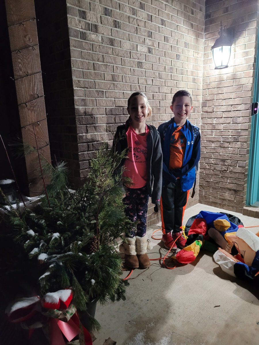 DabrowskiDan's tweet image. Our kids wanted a "1st Day of School" picture today. 

I wish I could have captured their excitement to be back at school with their friends and teachers. @SarahDabrowski2
#FirstDayOf2021 @LkOrionSchools