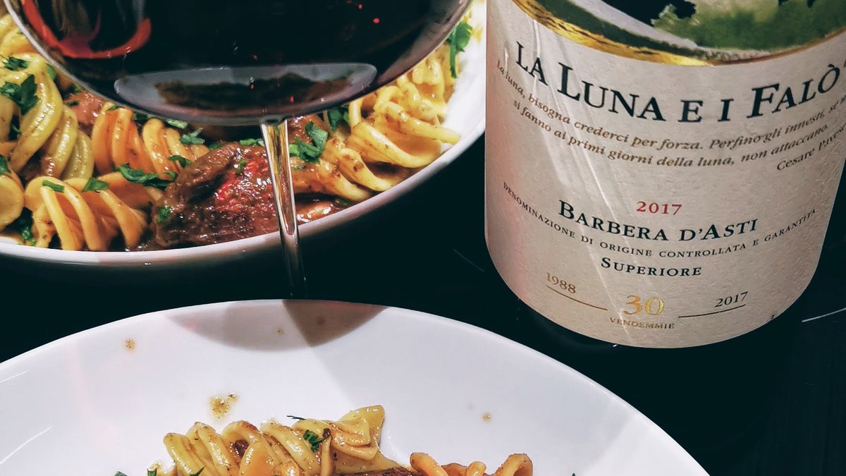 Unsere #Weinempfehlung 🍷: Der #Barbera d'Asti La Luna e I Falo von <a href="/ViteColte/">Vite Colte</a>. Mit vielen Auszeichnungen begeistert er wie kaum ein anderer - kraftvoll, präsent und frisch. 

Für kurze Zeit kannst du ihn mit dem Code luna31falo 10% günstiger genießen: bit.ly/lunafbo