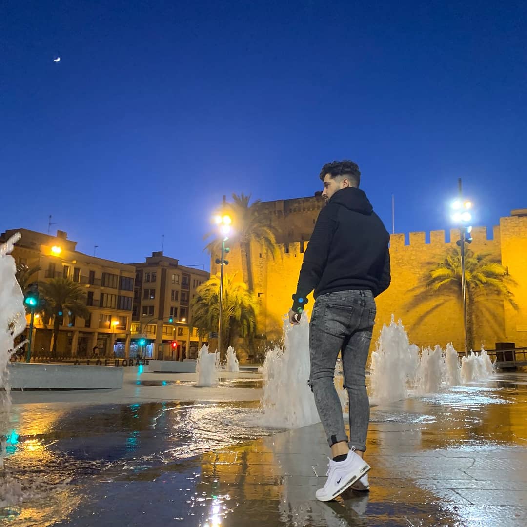 Donde dijiste digo ahora dices Diego, si lo que con seguiste lo mató tu ego, por eso ahora los dioses no escuchan tu ruegos, al final te quemaste por jugar con fuego.