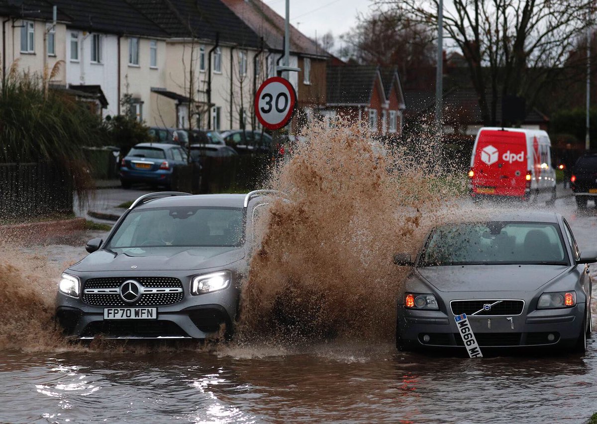 snapperdaz's tweet image. Your dpd delivery may be a little delayed ..... and damp. #StormChristoph #weather #Hathern #Leicestershire #flood #dpd