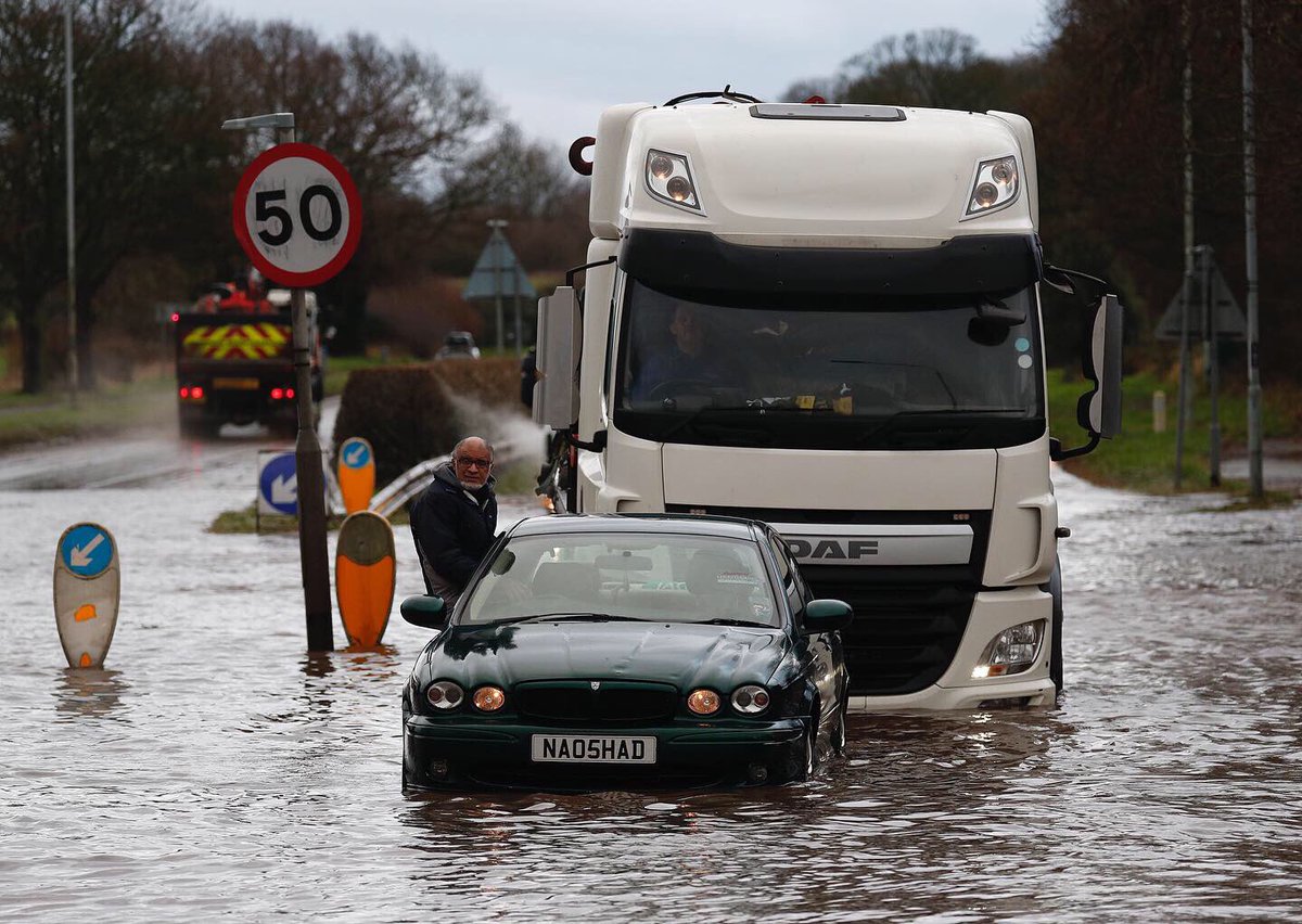 snapperdaz's tweet image. Your dpd delivery may be a little delayed ..... and damp. #StormChristoph #weather #Hathern #Leicestershire #flood #dpd