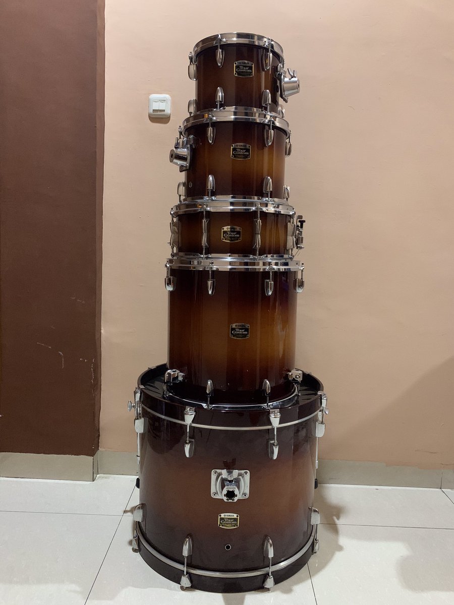 FOR SELL: YAMAHA TOUR CUSTOM shell pack : kick 22"
tom 10" 12" floor 16" snare 14"
harga : 10 jt 082174262424 <a href="/DrumBagus/">@DrumBagus</a>