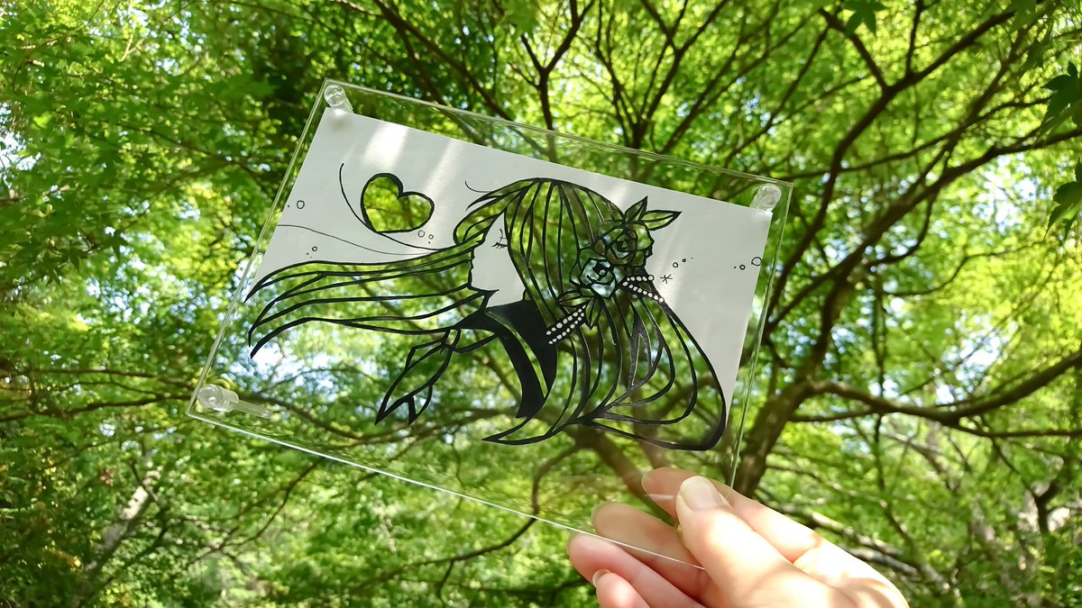 Erica__kirie's tweet photo. #画像4枚上げて200RT目指す 

切り絵と景色。
切り絵に写る木漏れ日が好きです☺️ https://t.co/t1znCHPlPM