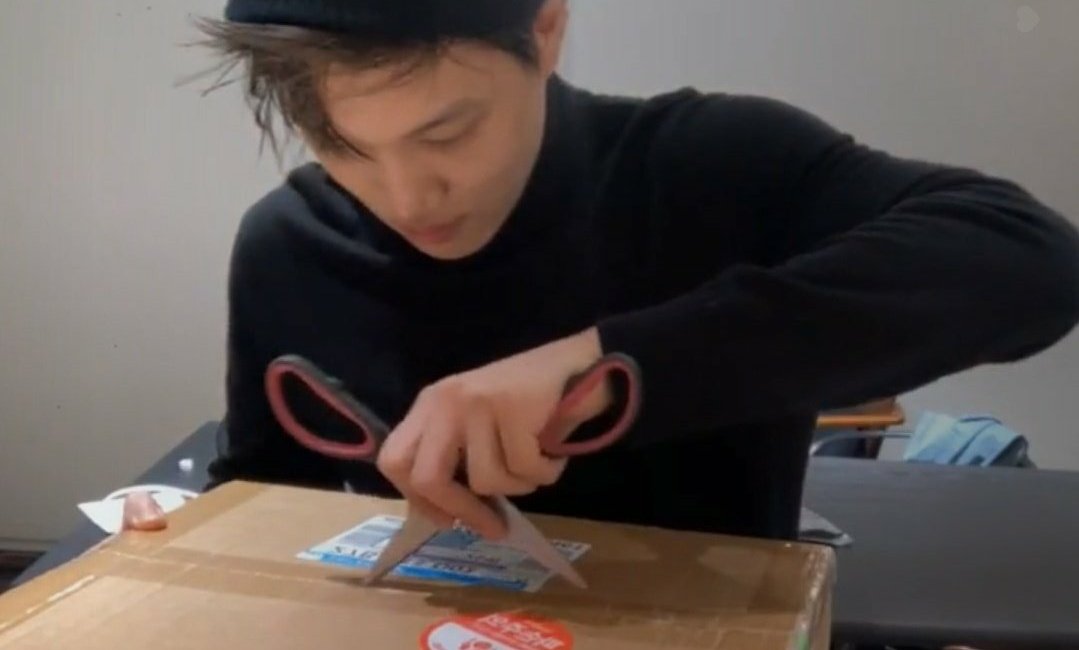 จงอินมาบบ.บอกว่า "ที่บอกว่ากรรไกรอันตรายนี่ไม่รู้อายุผมเหรอครับ?" 555555555555555555555555