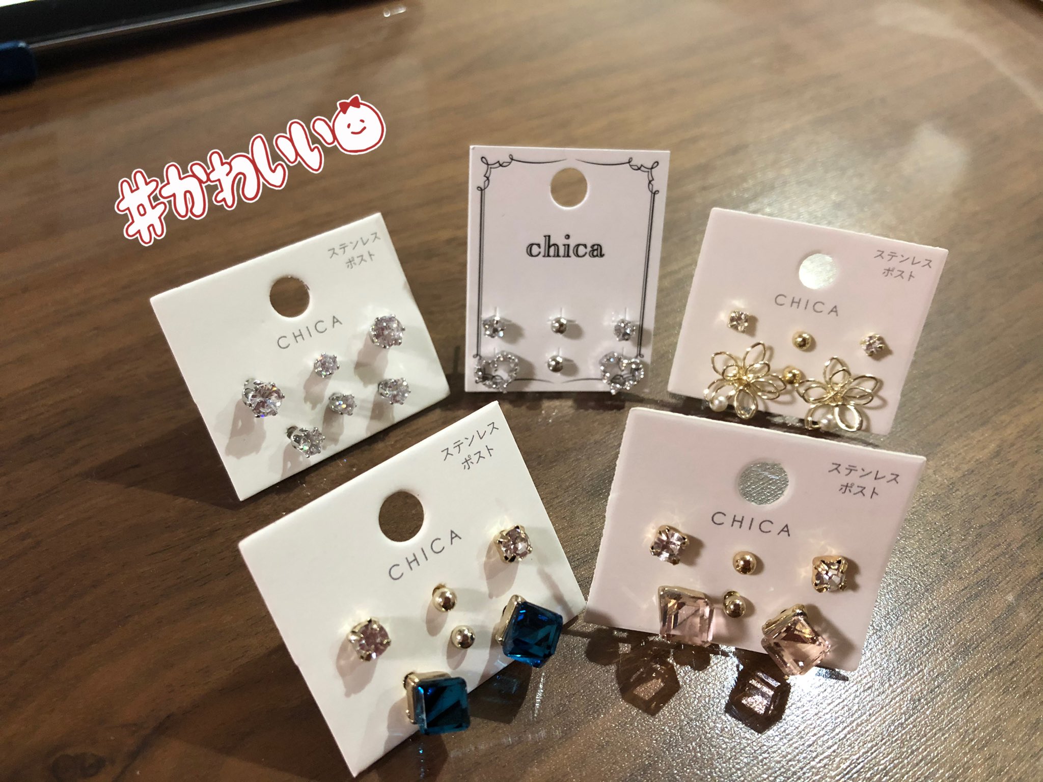 コーラル スリーコインズで可愛いピアス買ってテンション上がってます もっとほしかったけど笑 また次の機会に セーラームーンのグッズ買う人たちでいっぱいだった スリーコインズ スリコ 3coins ピアス