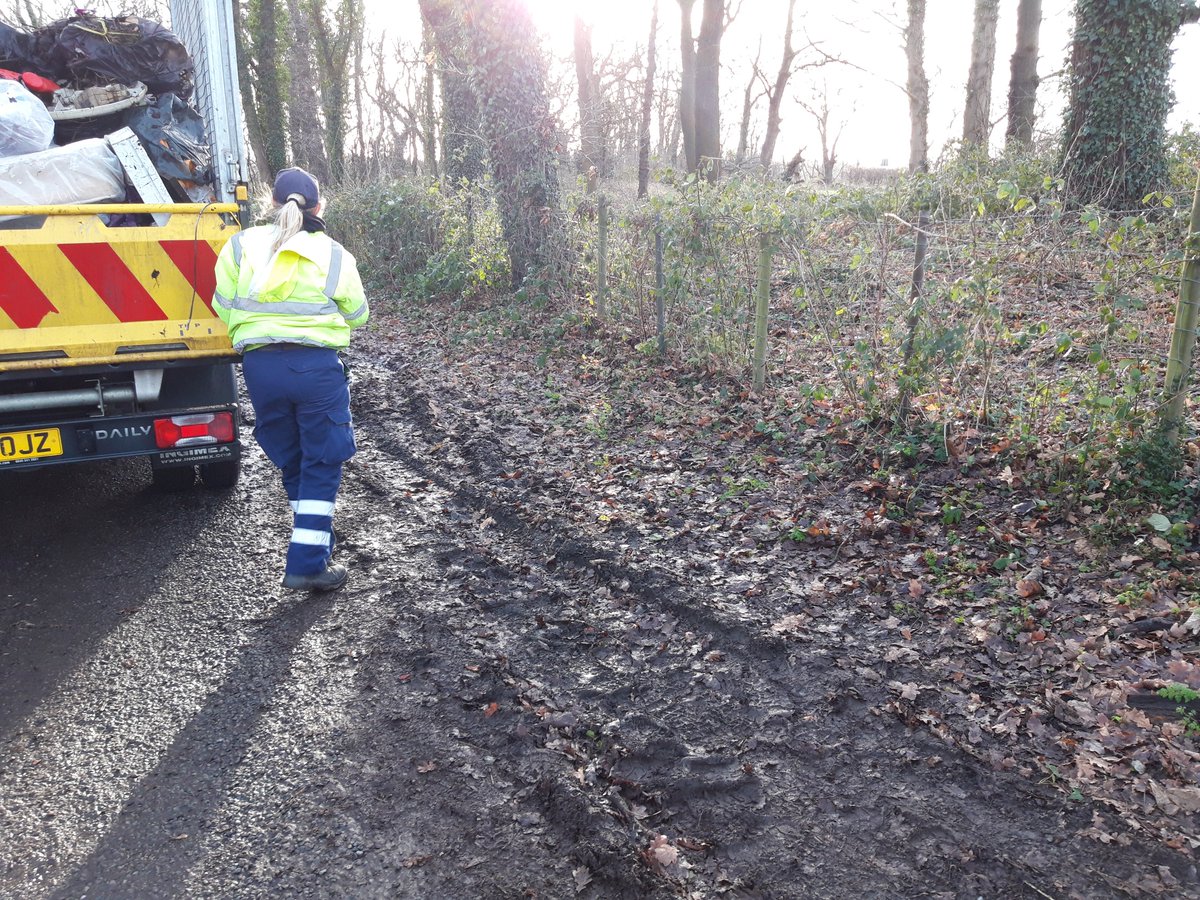 Clean_Leeds's tweet photo. Another load of #waste just #dumped on #Hungate lane #LS26 if you see it, #Report it https://t.co/DfcbPJETjt @SouthLeedsLife @LeedsFlyTipping @LeedsCC_News @James_A_Rogers #alaw #LoveWhereYouLive #crimenottocare https://t.co/cN8A53Roj5