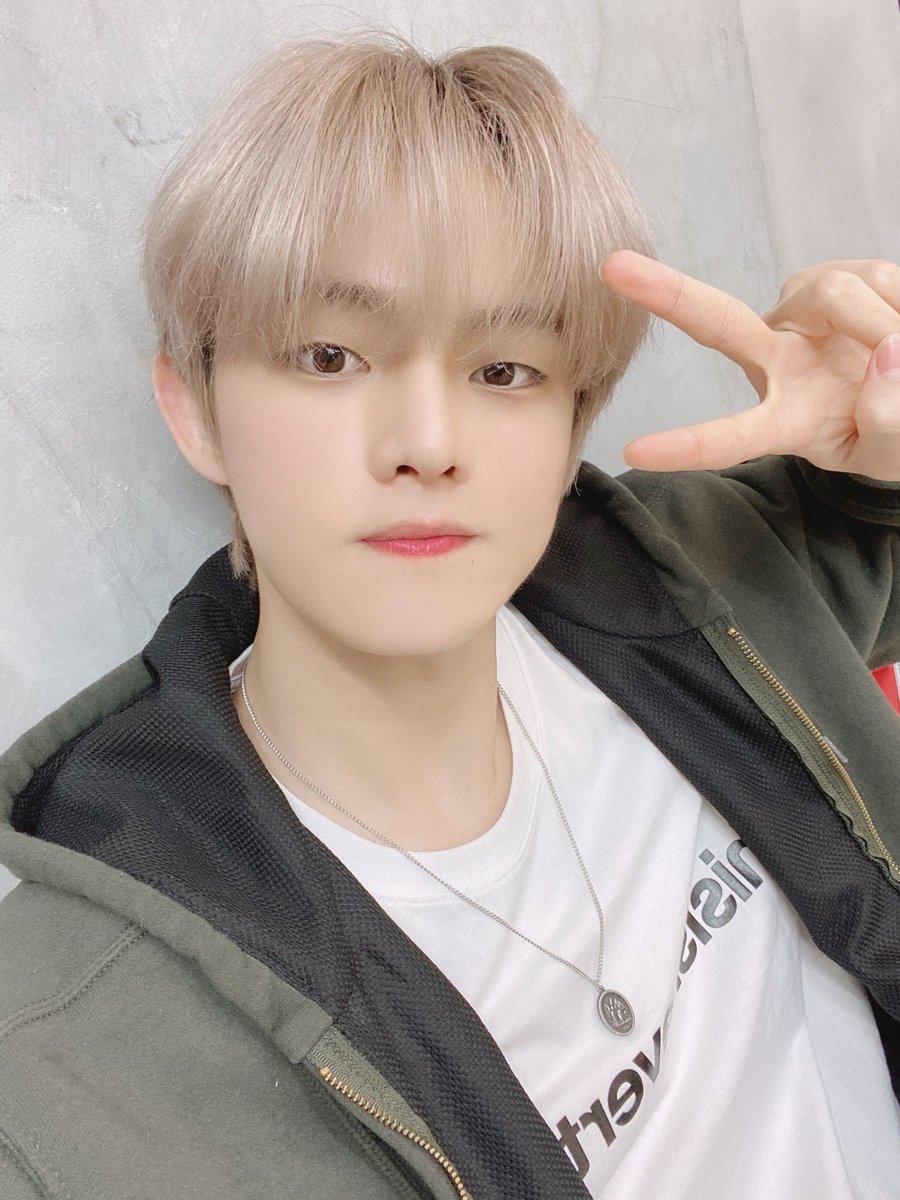 BAE173_member's tweet photo. [#제이민]
유준이가 만들어준 목걸이 하고 찍어 봤어요❤
#BAE173 #비에이이173 
#JMIN https://t.co/ndlfTOt3Pi