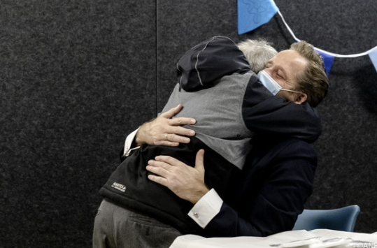MediaMagneet's tweet photo. Deze minister kan zich niet eens aan zijn eigen 1,5-meter-regel houden, maar wil wel heel Nederland opsluiten in z'n eigen huis... #avondklok https://t.co/WQwCObFzj5