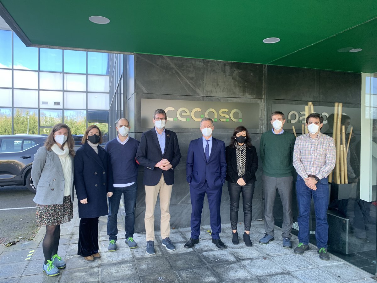 vitoriagasteiz's tweet photo. El alcalde @gorka__urtaran ha visitado las instalaciones de @cegasa_energy, referente europeo en soluciones de almacenamiento de energía. 85 urte bete ditu eta eredu energetikoaren eraldaketa bezalako sektoreetan aurrera egiten ari den enpresa da. #vgGreenDeal https://t.co/82kMXH8PMP