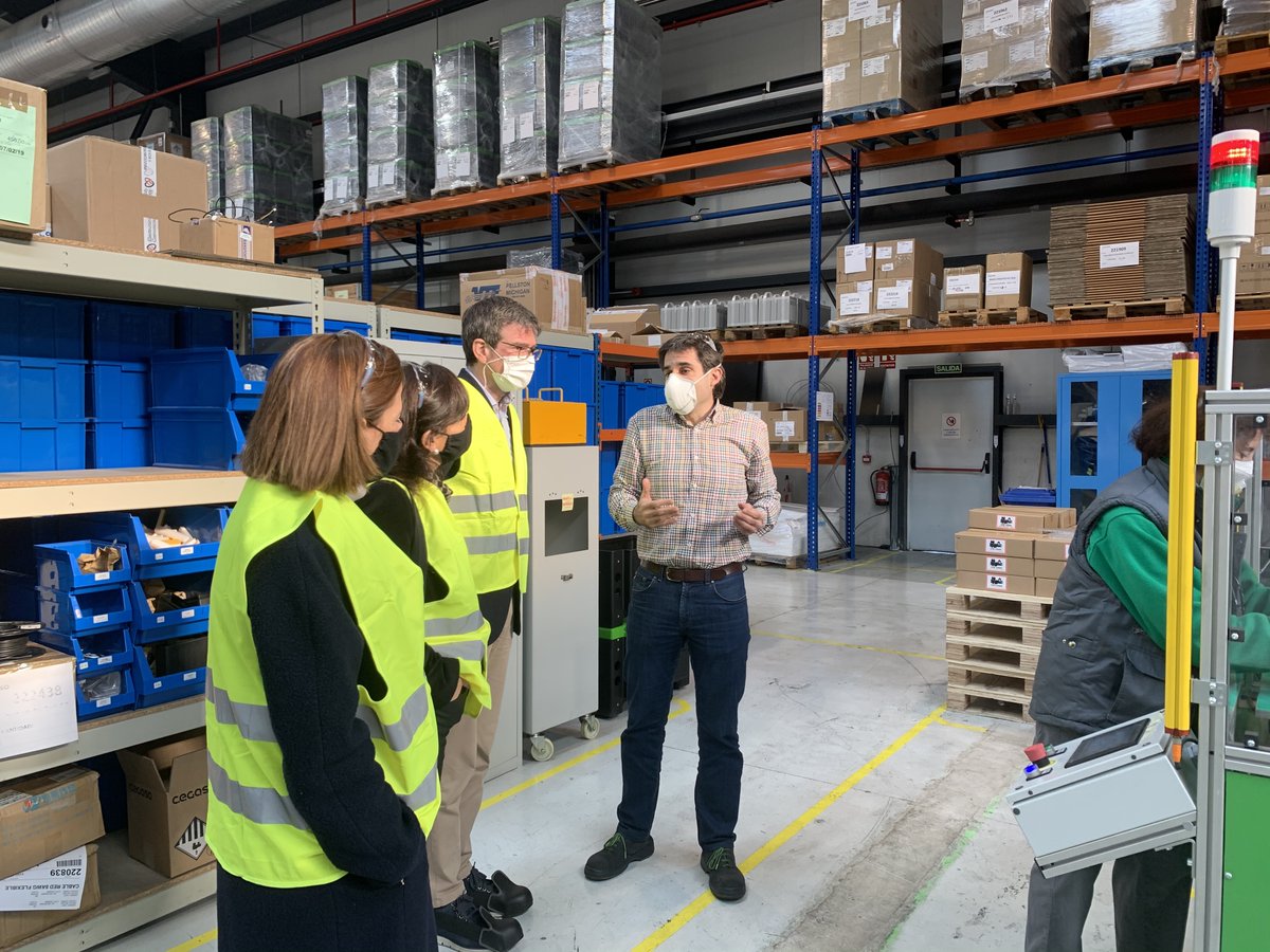 vitoriagasteiz's tweet photo. El alcalde @gorka__urtaran ha visitado las instalaciones de @cegasa_energy, referente europeo en soluciones de almacenamiento de energía. 85 urte bete ditu eta eredu energetikoaren eraldaketa bezalako sektoreetan aurrera egiten ari den enpresa da. #vgGreenDeal https://t.co/82kMXH8PMP