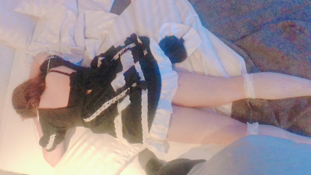 지친컨셉의 메이드!
사진을 좀..
이쁘게 찍어줄 수는 없었니!
팔로워분들아 어느새 100분이!!!
다들 감사해여!
이쁜 사진 더 저주 올릴수있게 노력할게요!
#메이드복 #crossdresser #셀카 #셀기꾼 #여장 #cd  #男の娘 #伪娘 #女装男子 #sissy #시디 #여장남자 #씨디