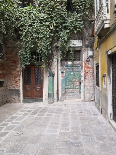 alberto_sanavia's tweet photo. #19gennaio 1718, #Venezia: Polo #Contarini vende una casa con bottega e magazzini a tal Francesco #Curnis, famgilia originaria di #Bergamo che mercanteggiava in confetture. Darà così il nome all’omonimo Campiello #Curnis https://t.co/XqjbLknRbW