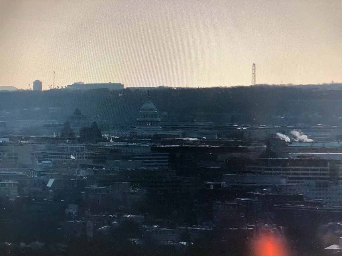 JinGI2014's tweet photo. Washington D.C. So dark🤔 Is there a power outage?  There is still smoke left.  east 8：30 am https://t.co/GVLNN5hMn9 https://t.co/qfwDjMH9y0