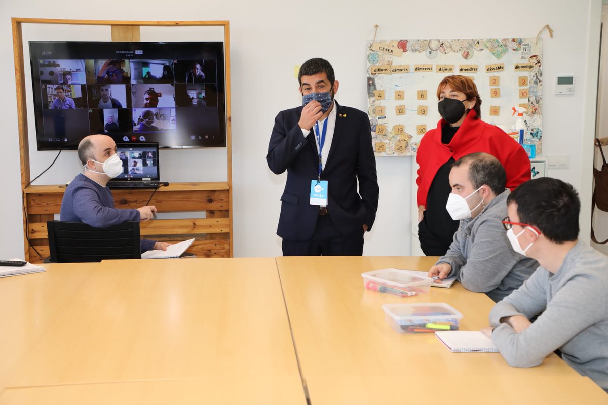 treballcat's tweet photo. El conseller ha destacat l'exemple de @TEBcooperativa: "Un projecte amb voluntat d'inserció laboral que va més enllà, amb inclusió social i acció comunitaria. El 80% de la seva activitat amb els CET són serveis essencials. Mostra la capacitat del teixit social de crear ocupació". https://t.co/E89dGDcB4U