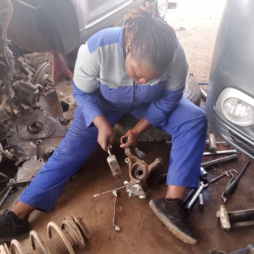 greatness_ree's tweet photo. Joyce Daser Adams has created jobs via @autoladygarage.
She has empowered people & inspired many.
The #AutoBaby Veirat Joseph, is the latest beneficiary of Autolady Inspire Foundation as they've offered her a Scholarship from Primary School till University. #Autolady https://t.co/3SWbalpKMx