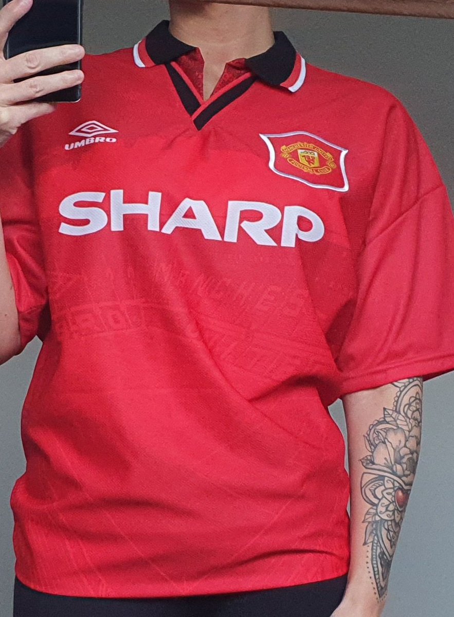 FoxxDoherty's tweet photo. So this arrived today 🙈 @FootyKitMarket 🙈👀 thank you so much! Still on the hunt  for Cantona, however Paul would still be over the moon!! In a frame it goes
#ManUtd #speechless #gettingitframed #giggs #anotherforpaul https://t.co/Xe86u9Xru7