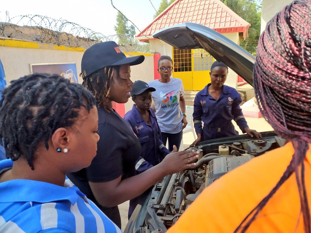 Tisefunmi_'s tweet photo. Joyce Daser Adams has created jobs via @autoladygarage.
She has empowered people &amp; inspired many.

The #AutoBaby Veirat Joseph, is the latest beneficiary of Autolady Inspire Foundation as they've offered her a Scholarship from Primary School till University. #Autolady https://t.co/BWlIMve1wy