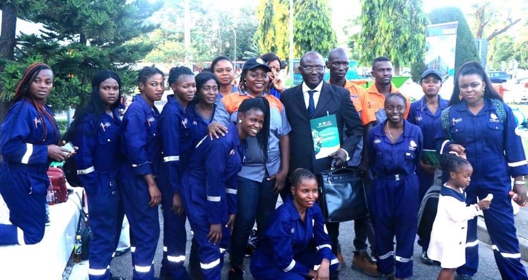 Tisefunmi_'s tweet photo. Joyce Daser Adams has created jobs via @autoladygarage.
She has empowered people &amp; inspired many.

The #AutoBaby Veirat Joseph, is the latest beneficiary of Autolady Inspire Foundation as they've offered her a Scholarship from Primary School till University. #Autolady https://t.co/BWlIMve1wy