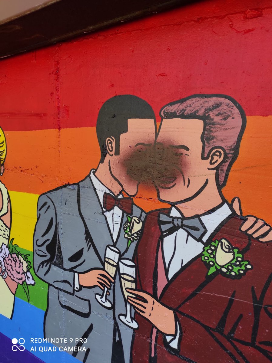 josecuadrado's tweet photo. ❗️Grafiteros homófobos: ¿Cuánto ha durado el mural LGBTI de @AjRipollet sin ser atacado? ¿3 días? 🤦🏻‍♂️ https://t.co/PS4v4Mm1Vw