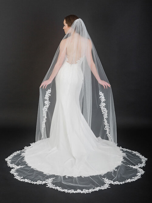 Complete your bridal look with this lace cathedral veil from @BelAireBridal. bit.ly/3sHw9iC
#TiaraTuesday #BelAireBridal #CathedralVeil #LaceVeil #BridalVeil #bridalaccessories