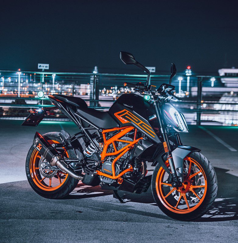 The #KTM 125 DUKE may be the entry-level bike of the range, but it isn't here to play games. It's built with the same attitude as the big brother, the KTM 125 DUKE looks like a naked, angry, untamed little BEAST. Get ready to rock! 🤘 📸Schedl R. #ktm125duke #ktm125duke2021