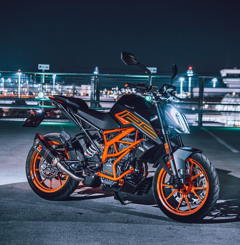 The #KTM 125 DUKE may be the entry-level bike of the range, but it isn't here to play games. It's built with the same attitude as the big brother, the KTM 125 DUKE looks like a naked, angry, untamed little BEAST. Get ready to rock! 🤘

📸Schedl R. #ktm125duke #ktm125duke2021