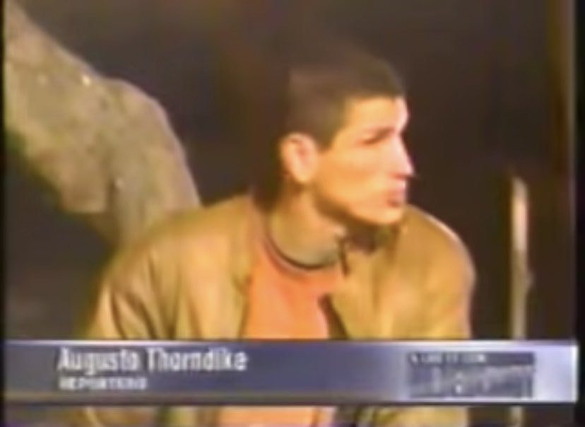 hurgamemoriaPE's tweet photo. Allá por el 2003, como reportero de Hildebrandt, @augusthorndike cubría las manifestaciones y recogía los testimonios de Lucy Borja y los menores de edad en abandono  abusados sexualmente por Beto Ortiz.
Hoy, muy feliz al lado de su “hermano”. Billetera mata periodista. https://t.co/oVuLzboJnl