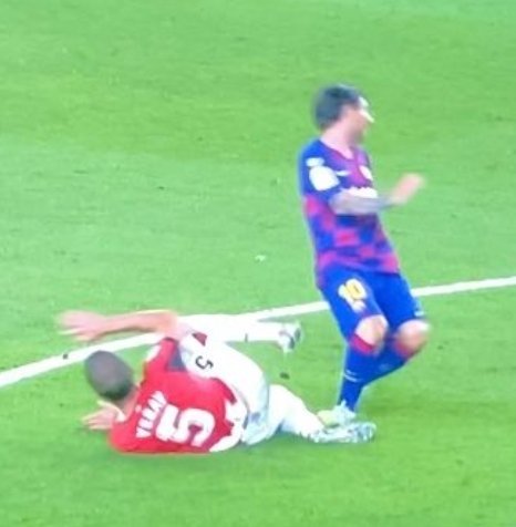 Iphone_712420S's tweet photo. @elchiringuitotv "Hay que recordar que Messi, que nunca antes había visto una tarjeta roja con el Barça". https://t.co/Q5yP4u3W8y