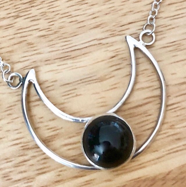 Rayvenwoodmanor's tweet photo. Sterling Silver &amp; Black Onyx Necklace by Rayvenwoodmanor Jewelry! #rayvenwoodmanor #sterlingsilverjewelry #sterlingsilver  #blackonyx #metalsmith #riojeweler #gothicjewelry #moonjewelry #crescentmoon #halsteadmakers #artisanjewelry #ooakjewelry https://t.co/uGJkHPPcfG https://t.co/c3qOyn655L