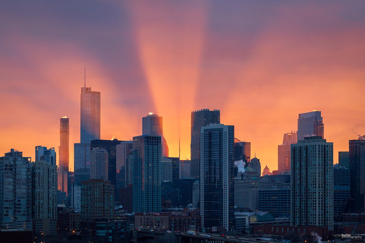Rays of light beaming behind the Chicago skyline on Tuesday morning.  #weather #sunrise #news #ilwx #chicago
