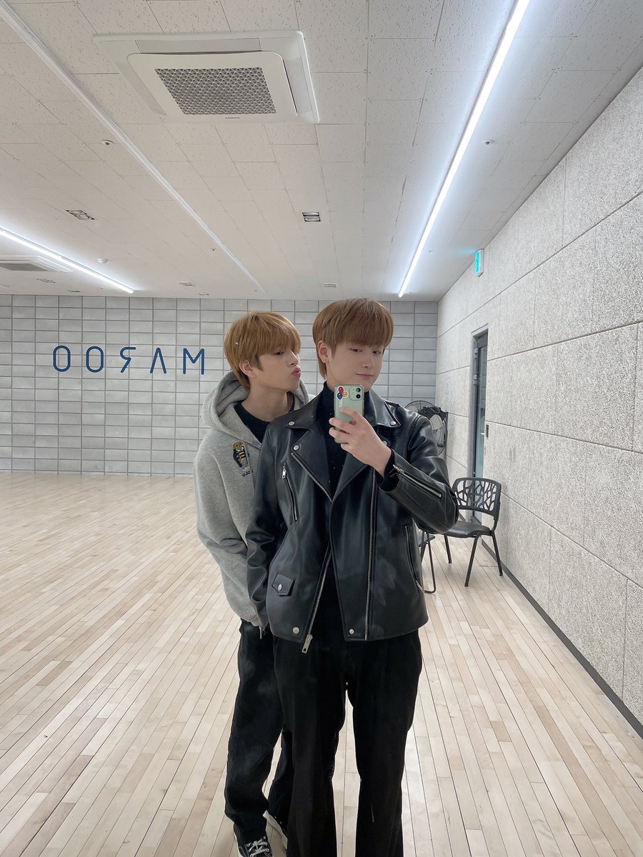 GHOST9OFFICIAL's tweet photo. [#이우진]

오늘 처음으로 라이더 자켓 입어봤는데 
진우가 반한 것 같은데요😊😊 https://t.co/BYwDE6wodw