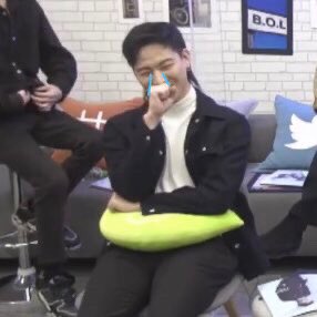 jinyounies's tweet photo. últimamente: 

ahgase                               ahgase
cada que                    después de
sale un                              2 horas
comunicado             entendiendo
de got7                 el comunicado https://t.co/lA8l7F5SOs
