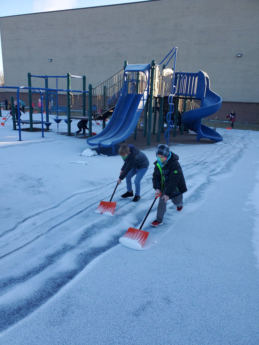 MrsGossEPS's tweet photo. First snow removal of the year @EdgewoodPrimary! #humansnowplow https://t.co/9t5BAzmNpW