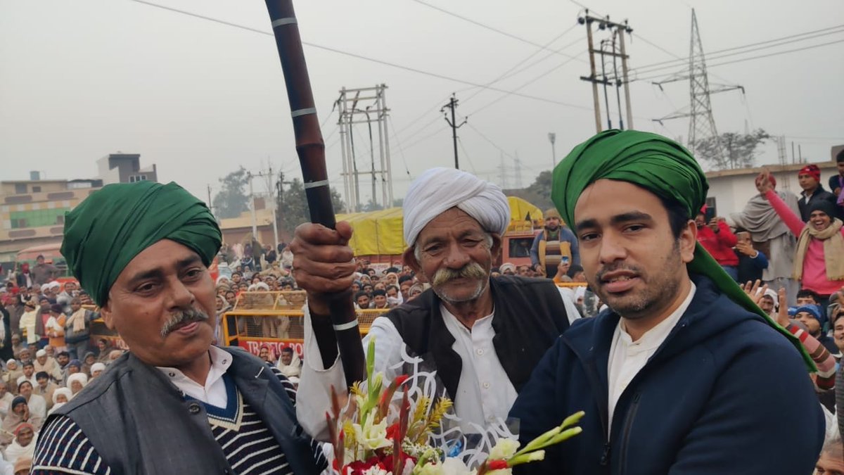 rld_patel's tweet photo. बड़ौत दिल्ली सहारनपुर हाईवे पर किसान विरोधी काले कानूनों के खिलाफ एक महीने से ज्यादा समय से चल रहे आंदोलन में आयोजित महापंचायत में पहुंचकर अपने विचार रखते राष्ट्रीय लोकदल के राष्ट्रीय उपाध्यक्ष श्री जयंत चौधरी जी @jayantrld @PMOIndia https://t.co/dQyGpVxtmm