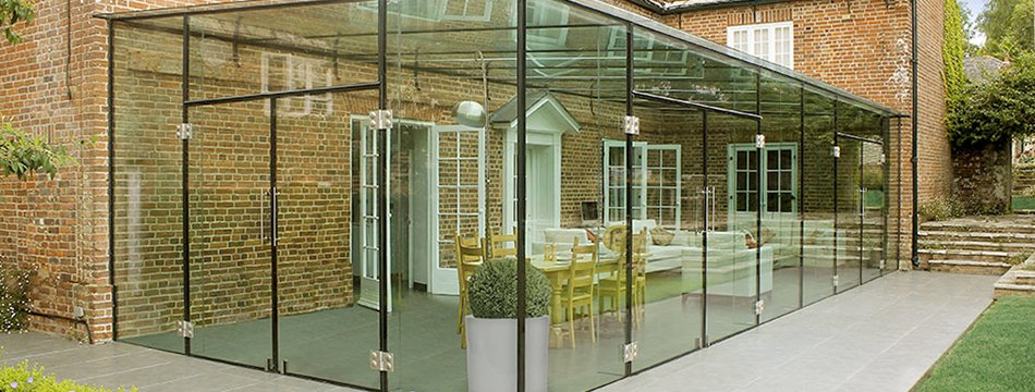 Wow! I am sure you will agree this frameless glass box extension is stunning. It extends the home offering a functional yet show stopping space for living and entertaining.  #framelessglassbox #luxuryglassextension #premiumglassextension #glassbox #roomoutside