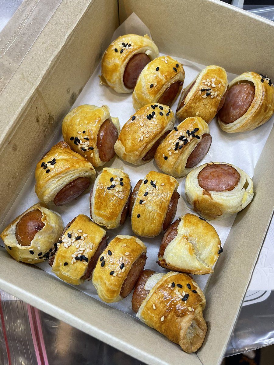 @monster_by_tong ร้านนี้ดีมากไปซื้อในไอจีนะทุกคน ทาร์ตทรัฟเฟิล คือทริฟเฟิลแน่นๆจริงๆ! ตัวโรลไส้กรอกก็อร่อยมากกก! ไส้กรอกแบบ กรอบนอกนุ่มในจริงๆ! ใครไม่เคยลองขอแนะนำ <a href="/aroii/">@aroii บอกต่อ</a>