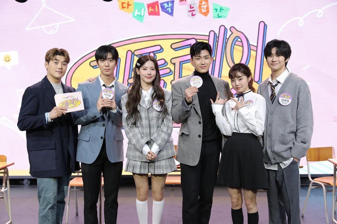 cmyyeon's tweet photo. Successfully finish our showcase for  #리플레이 a bunch of thanks for dearest  ❤️🧡𝗡𝗲𝗼𝗻 𝗣𝗮𝗽𝗿𝗶𝗸𝗮💛💚. 
Time to wait and enjoy our drama now, set the alarm every 7 PM KST <Thursday &amp; Friday> at  ‘라잌댓 LIKE THAT’!  🖇 https://t.co/QsJRiYj6Qv
⠀⠀⠀⠀⠀⠀ ⠀⠀⠀⠀⠀⠀ https://t.co/W1zDtkZZH0