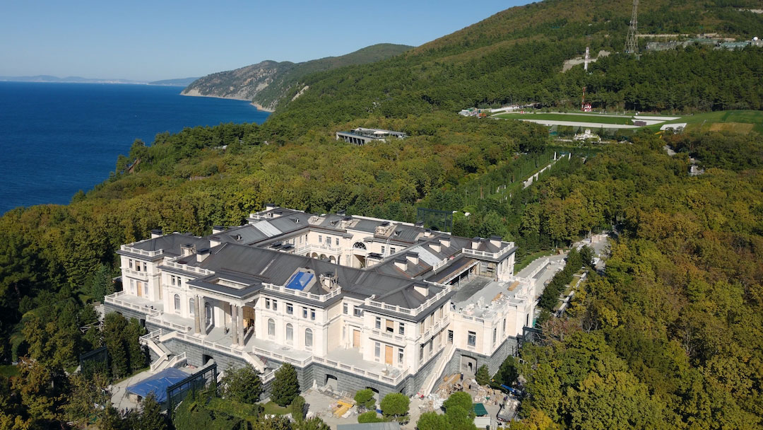 With its head  @navalny now jailed  @fbkinfo posts its biggest ever investigation into "Putin's palace" near Gelendzhik. Floorplans seem to suggest it's the biggest home in Russia, with wine cave, theater, gym, pool, "aquadisco" & hockey rink, & cost $1.35bn  https://palace.navalny.com 