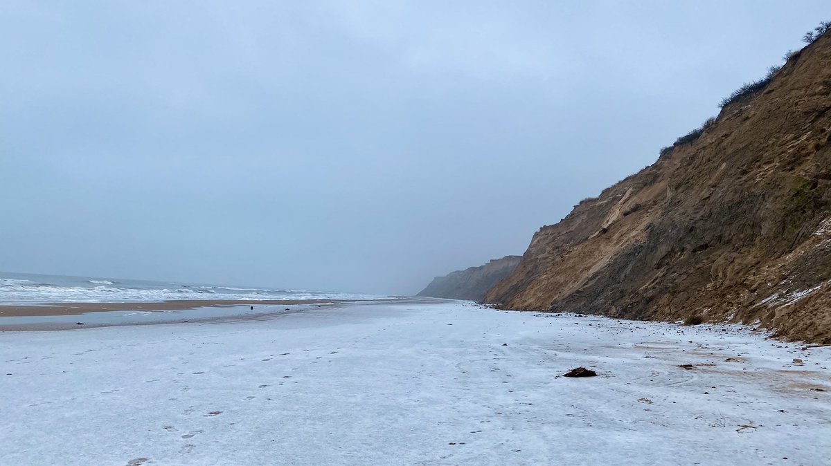 PhotographsByCL's tweet photo. Not a sight you see everyday but an incredible scene to swim in 😀
#openwaterswimming #wildswimming #winterbathing #coldwaterswim #beachvibes #Snowing #snowbeach https://t.co/GmkJxraS78