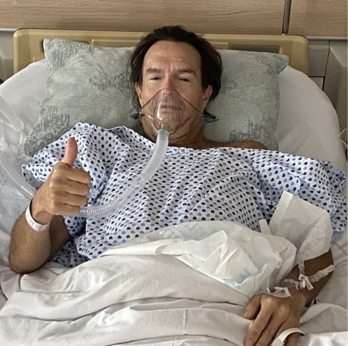 ExPressionsMx's tweet photo. 🚨🚨 LUCHA CONTRA EL CÁNCER
#FernandoLanderos #ChobLanderos #ChobiLanderos #Cancer
Fernando Landeros da a conocer que enfrenta nuevamente una batalla contra el cáncer
El Presidente de Fundación Teletón compartió con sus seguidores en Instagram que fue intervenido quirúrgicamente https://t.co/ASwA3FrHQo