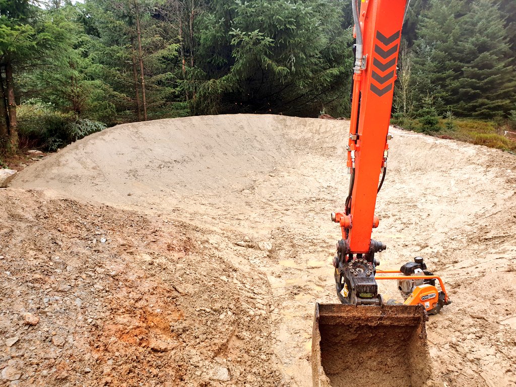 BadgerLlandegla's tweet photo. Dreadfull conditions but a beautiful new berm of joy...👍🌲🦡
#llandegla #NorthWales #trailpixies #lockdownbuild https://t.co/QORspWuBp4