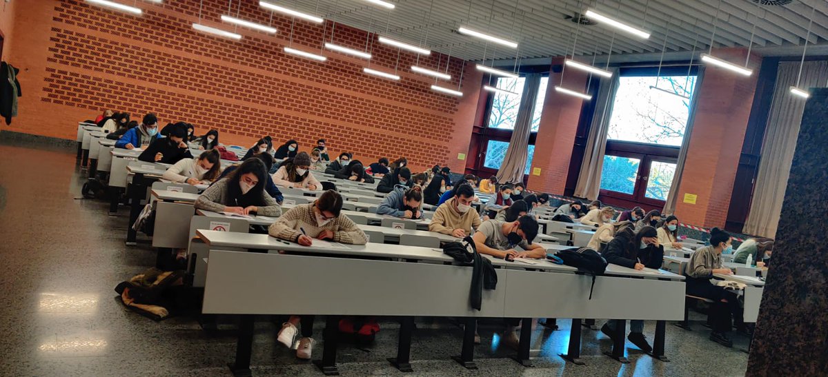 creadret's tweet photo. La teoría está ahí, pero desgraciadamente no se pone en práctica. Solo hace falta ver las fotos que demuestran que no hay distancia de seguridad y las aulas superan el aforo del 30%.
Si queréis saber más, seguidnos en Instagram (creadretuv) 🐺 https://t.co/lstEingOIl