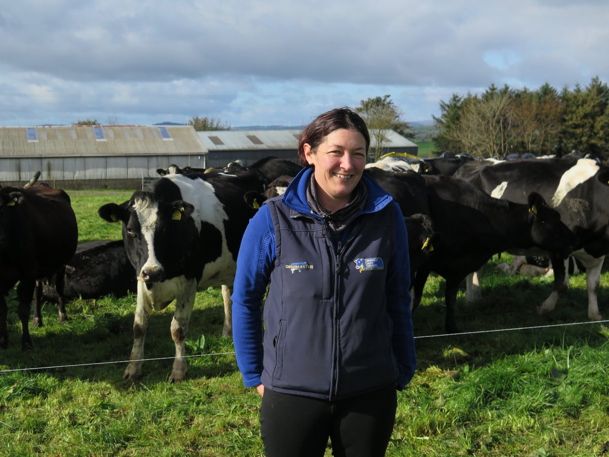 Massive congratulations to Caroline Walsh from Ballinascarthy, Co. Cork who has been announced as the Overall Winner of the Grassland Farmer of the Year 2020 👏👏👏 teagasc.ie/crops/grasslan…